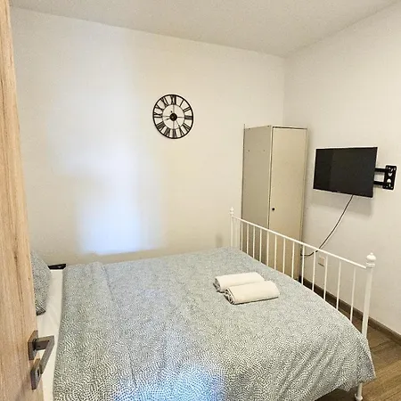 Downtown Rooms, 200m From Marina Apartment