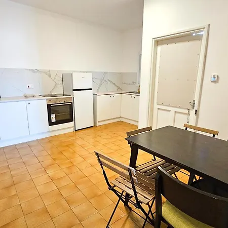 Apartment Downtown Rooms, 200m From Marina