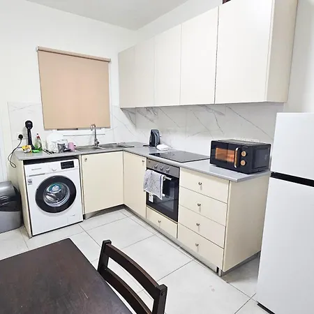 Downtown Rooms, 200m From Marina Apartment Larnaca