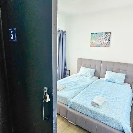 Downtown Rooms, 200m From Marina 拉纳卡